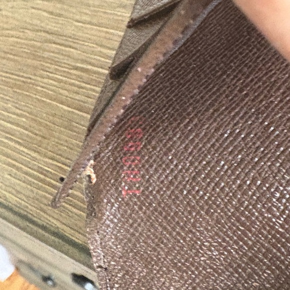 Louis Vuitton Damier Canvas Wallet - Picture 16 of 16
